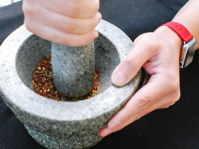如果不想去市內(nèi)全自動(dòng)無煙燒烤店怎么在家做燒烤？